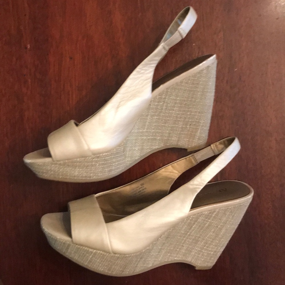 Anne Klein gold/neutral wedge with woven wedge 8M